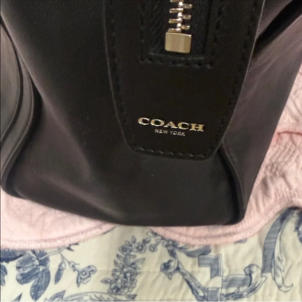 Elegant Black Leather Tote Bag - Picture 3 of 5